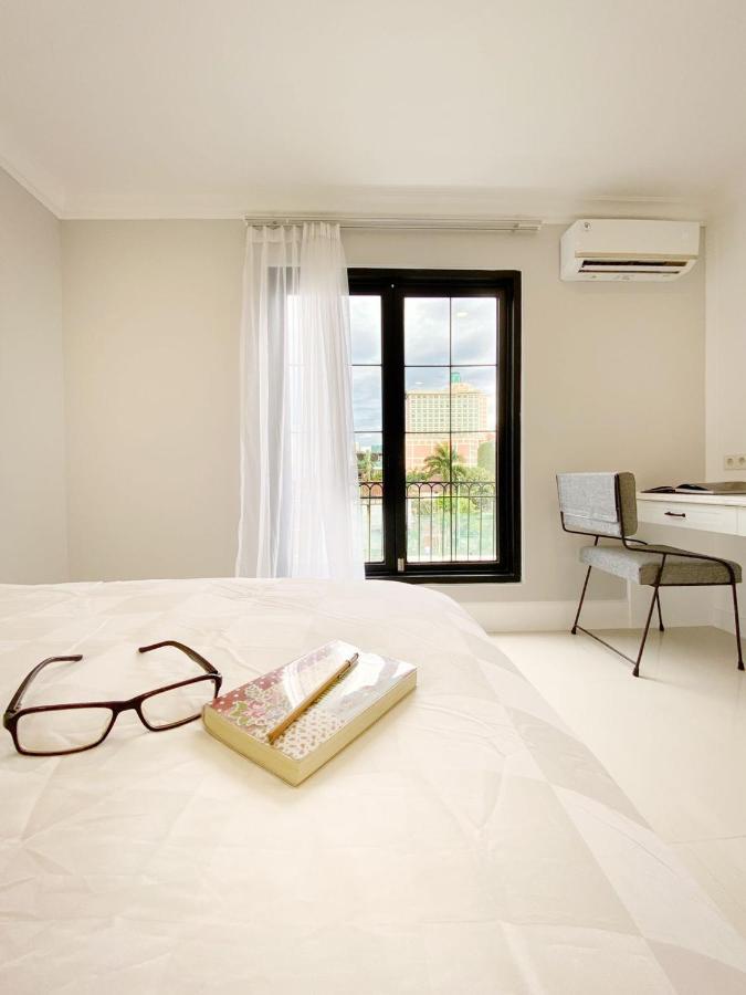Loewys Home Tanjung Duren Jakarta Barat Exterior photo